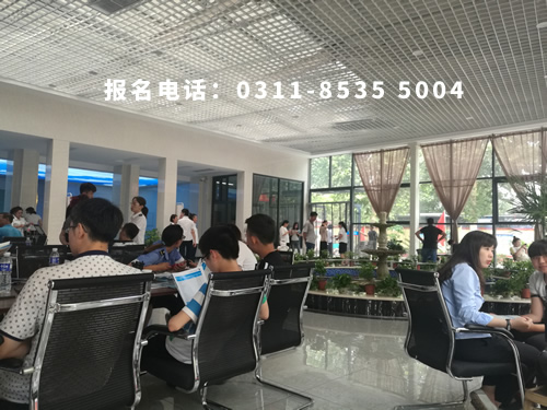 石家莊鐵路職業(yè)技工學(xué)校學(xué)費(fèi)一年多少？