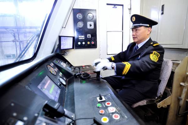 鐵路司機(jī)考試?yán)碚摽荚嚦煽儙啄陜?nèi)有效？