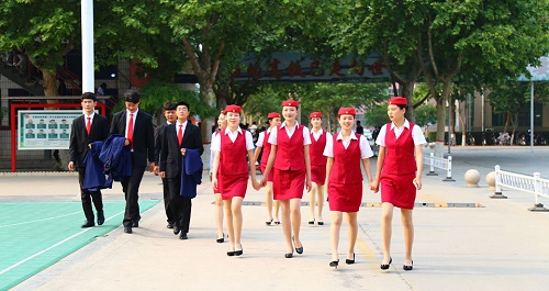 不滿15周歲能報(bào)名石家莊東華鐵路學(xué)校嗎？