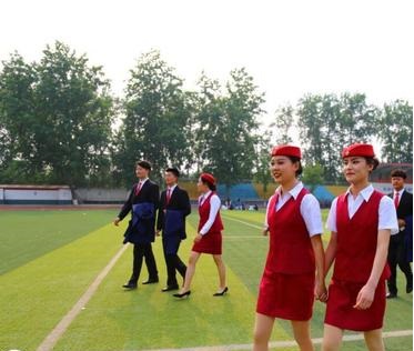 石家莊東華鐵路學(xué)校在校穿校服嗎？