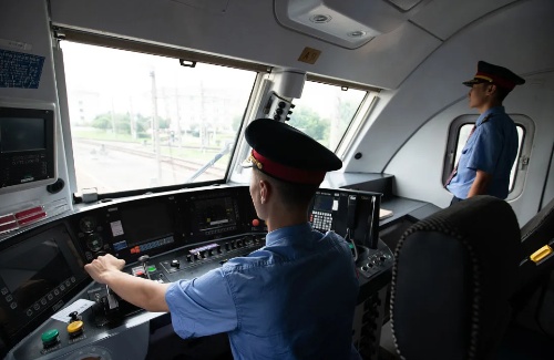 非鐵路專業(yè)能參加火車司機(jī)短期培訓(xùn)嗎？火車司機(jī)招聘要求