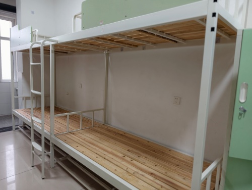 石家莊東華鐵路學校學生讓帶手機嗎？